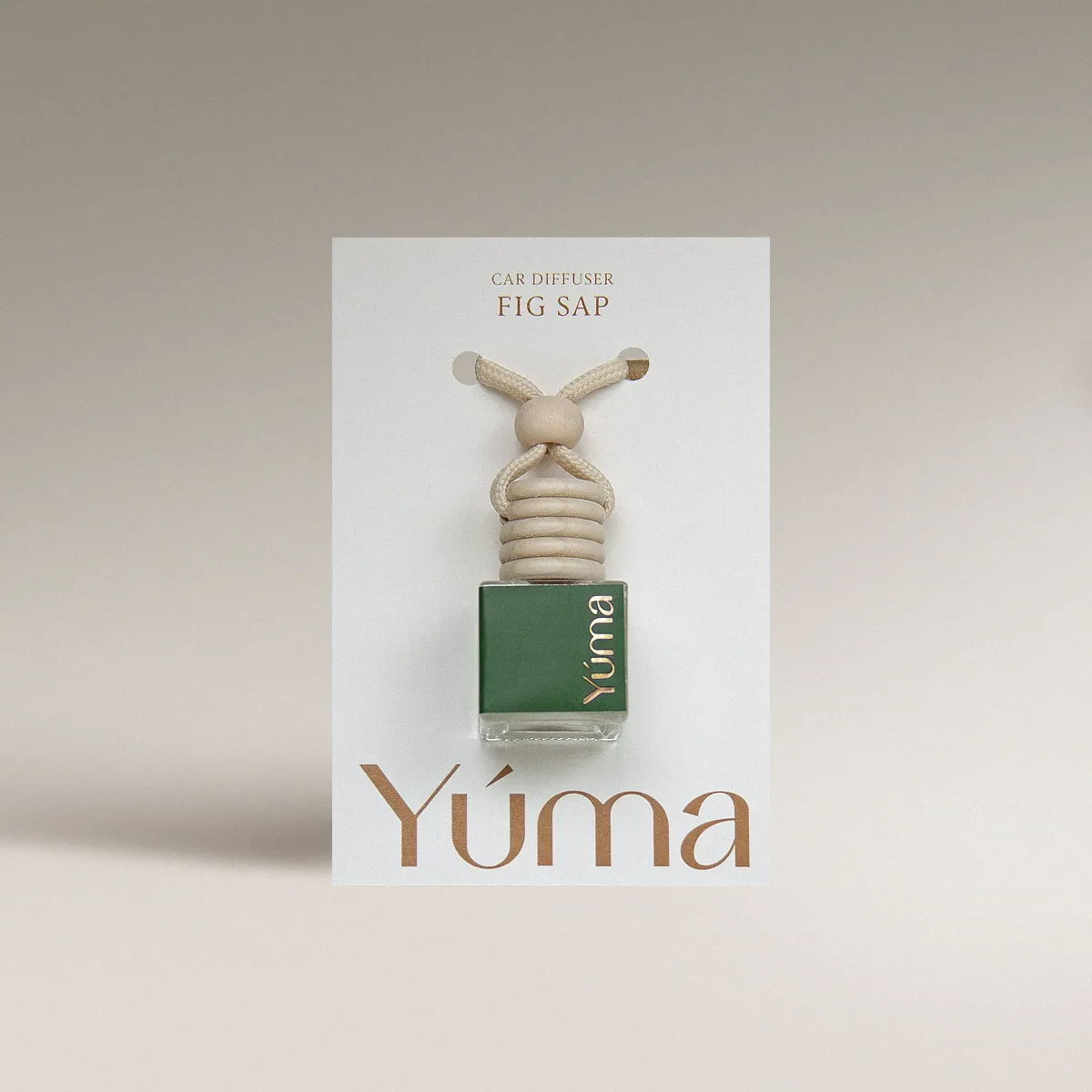 Fig Sap Car Diffuser Πράσινο γυάλινο Car Diffuser της YUMA με άρωμα Fig Sap και ξύλινο πώμα σε λευκή συσκευασία.