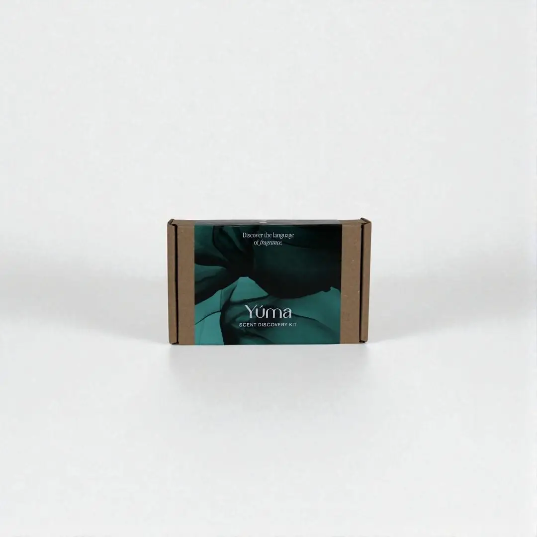 Κλειστό χάρτινο κουτί Sample Kit της YUMA με σκούρα πράσινη ετικέτα σε λευκό φόντο. Κλειστό χάρτινο κουτί Sample Kit της YUMA με σκούρα πράσινη ετικέτα σε λευκό φόντο.