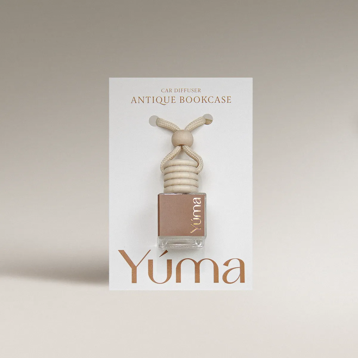 Antique Bookcase Car Diffuser Γυάλινο Car Diffuser της YUMA με άρωμα Antique Bookcase, ξύλινο πώμα και μπεζ σχοινί σε λευκή συσκευασία.