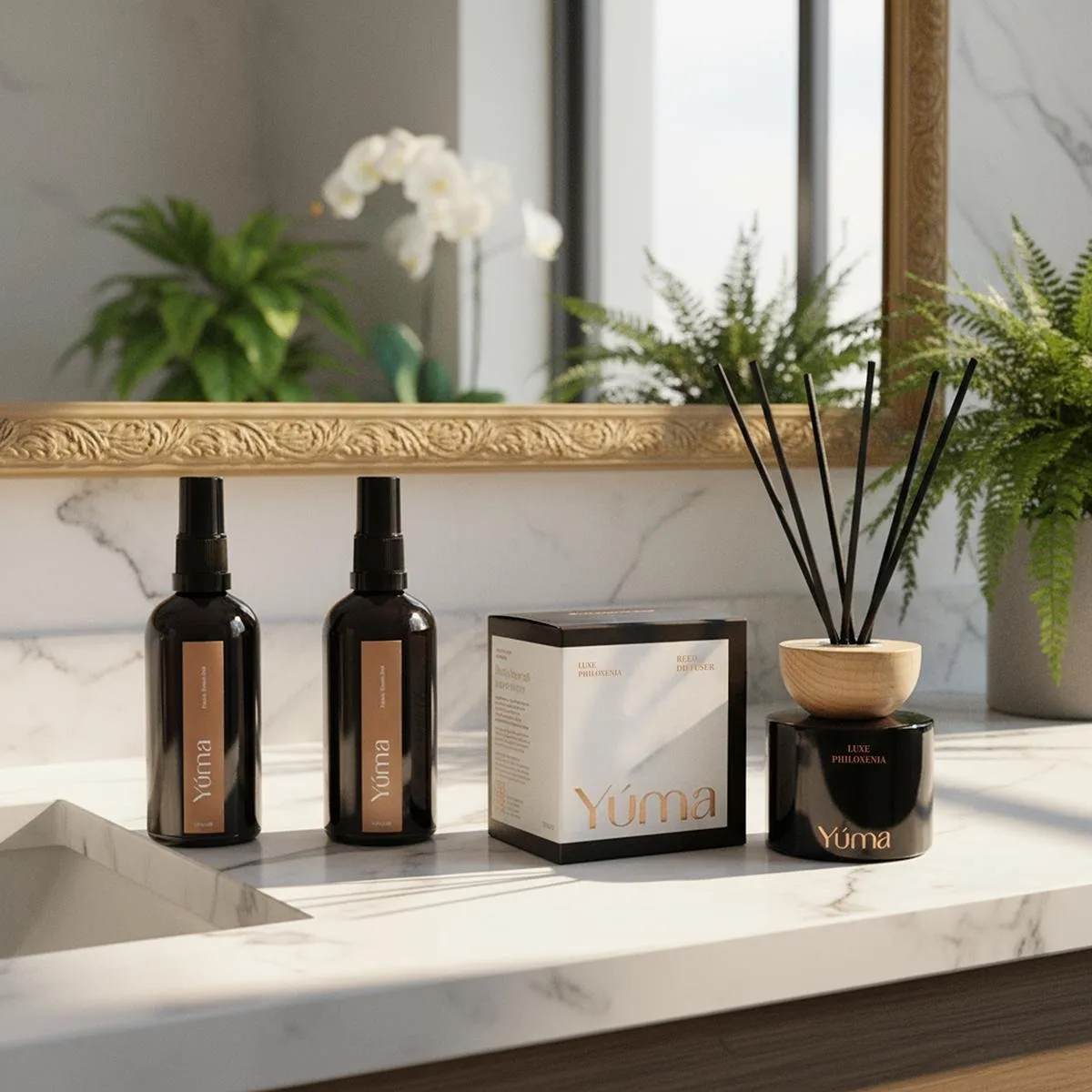 Bathroom Set Δύο room sprays, ένα κουτί και ένα reed diffuser της YUMA σε μαρμάρινο πάγκο μπάνιου.